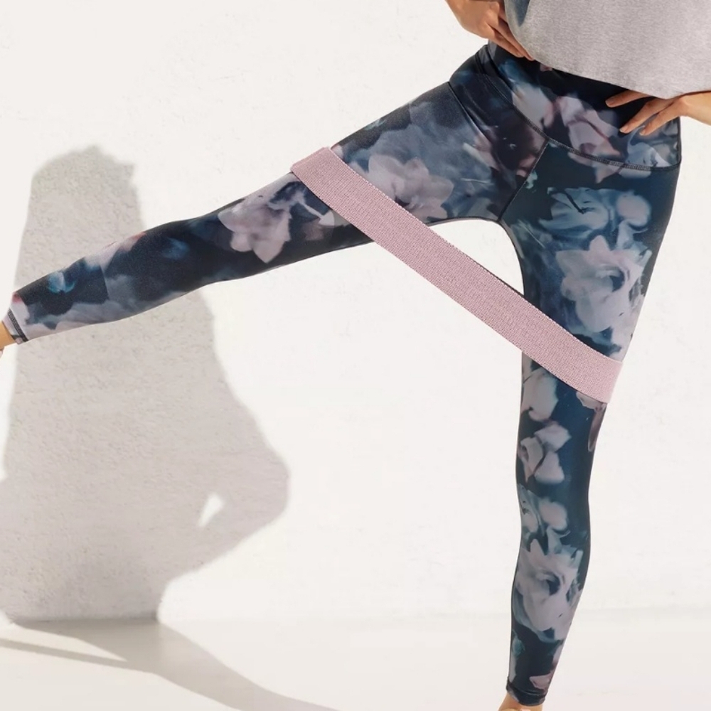 Beyond Yoga Floral Print High-Waist Leggings in Navy and Dusty Pink